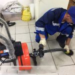 Thông cống bằng máy lò xo