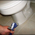 Sửa bồn cầu bị chảy nước do điểm tiếp giáp với mặt sàn