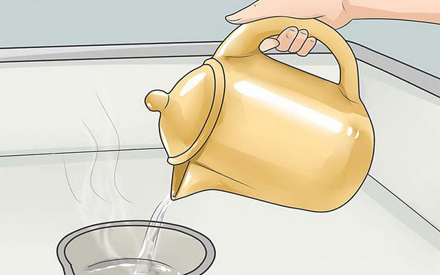 Dùng nước nóng khử mùi hôi cống