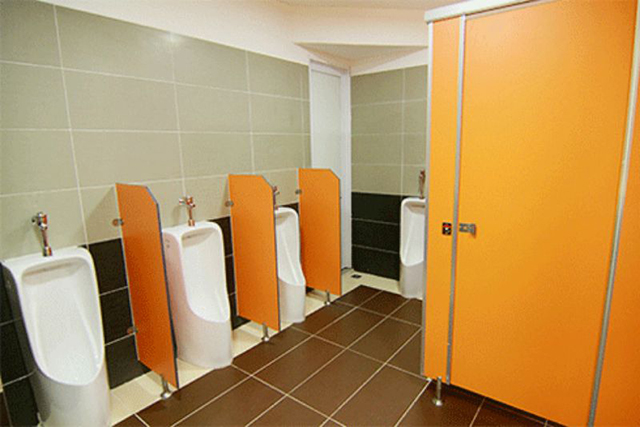 Phòng vệ sinh công nhân được chia thành các buồng nhỏ