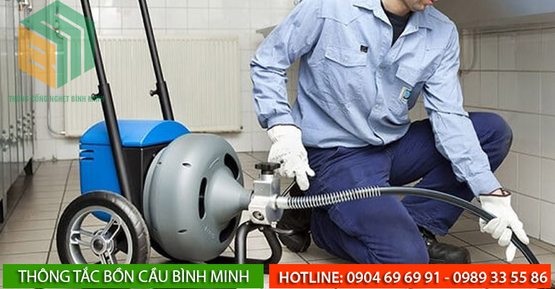 Sử dụng dây lò xo thông tắc chuyên dụng