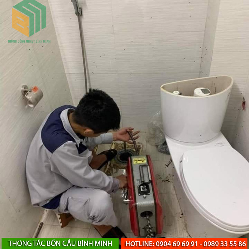 Sử dụng bơm hút bồn cầu