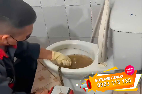 Thợ Bình Minh sử dụng máy lò xo thông tắc tại Hạ Hòa